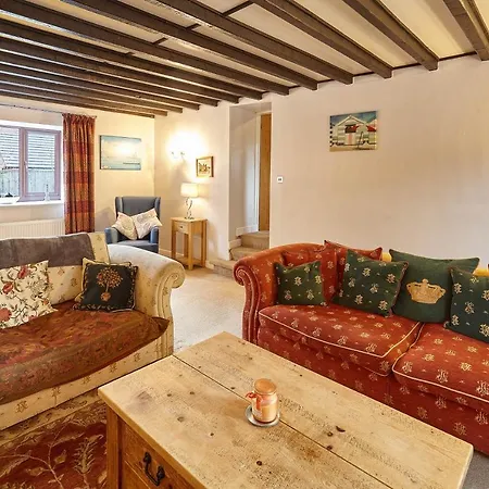 Host & - Larpool Mews *